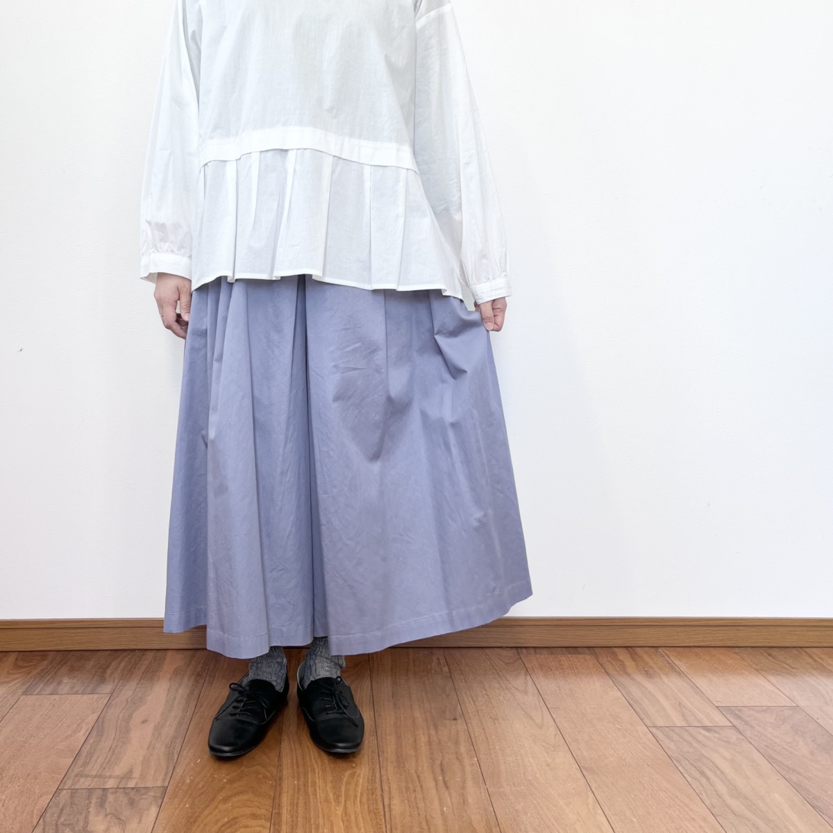 bluewillow　コットン綾織りタックフレアパンツ